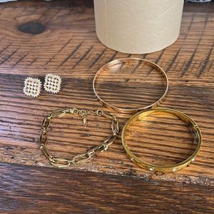 6 pieces of costume jewelry